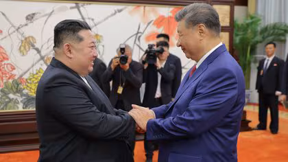 中国訪問の日程を終え金正恩総書記が北京を出発　北朝鮮メディアは習近平国家主席と握手を交わす場面を報じる