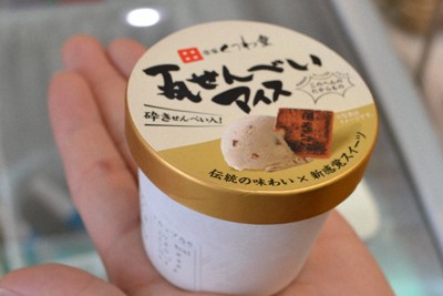 高松名物・瓦せんべいがアイスに　津田の松原SAなどで販売　香川