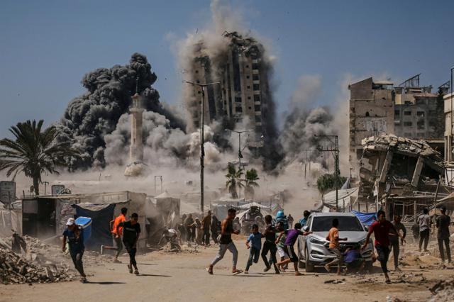 イスラエル軍、ガザ市の高層ビルを破壊　国防相「地獄の門開いた」