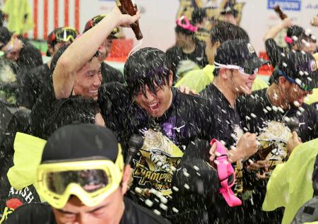 ビールかけ「活躍に準じて」　祝勝会、監督も朗らかに