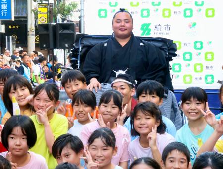 琴勝峰「優勝を一番実感」　地元柏で祝賀パレード