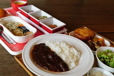 「門外不出の味」　JAL機内食やビーフカレー味わえるレストラン