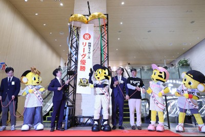 阪神優勝セール始まる　開店時間前倒し　「ぜひ日本一になって」