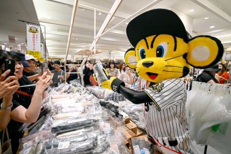 阪神タイガース優勝セール始まる　純金メダル１５万４千円も