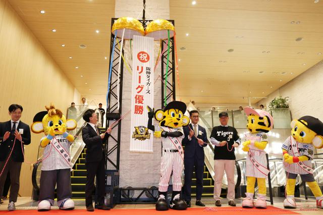 阪神リーグ優勝、これも「お楽しみ」　記念セール開店前に3千人が列