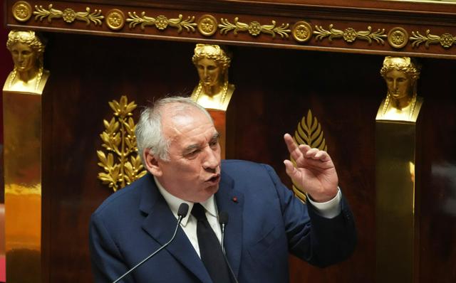 フランス、内閣総辞職へ　信任投票否決　2年間で4人目の首相交代に