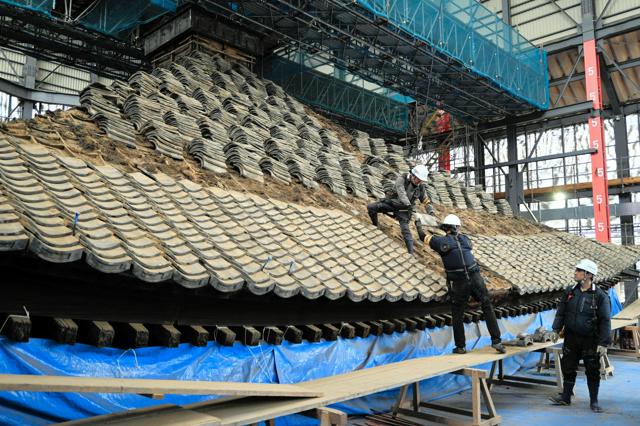 6万枚の瓦外して地上で点検　修理進む興福寺五重塔、34年完了予定