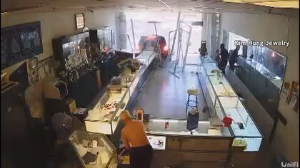 強盗団17人が宝石店に…88歳店主が抵抗も突き飛ばされ脳卒中で一時入院　犯行時間はわずか1分足らず被害額は最大1500万円　アメリカ