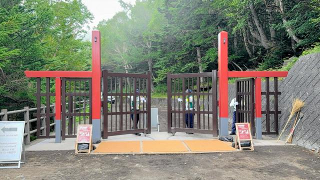 富士山の夏山シーズンが終了、山梨と静岡の4ルート閉鎖　規制2年目