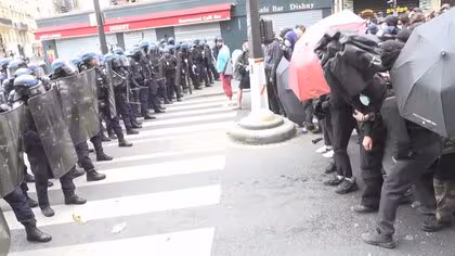 フランス全土150の高校で生徒らが封鎖…バス放火も　反政府デモに19万人参加か　マクロン大統領辞任など要求