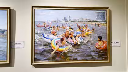 “キムチ作り”など日常風景や露朝兵士の作品も…ロシアで初の大規模「北朝鮮」美術展　100点以上“写真のような絵画”並ぶ