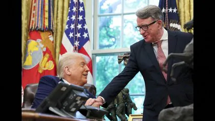イギリスの駐米大使、エプスタイン氏との親密関係で解任