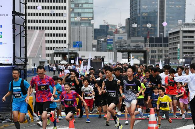 銀座の旧高速道路で世界陸上の前夜祭　親子ら駆け抜け、選手へエール