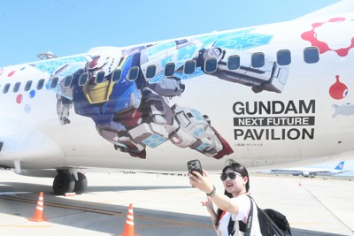 空も陸もガンダムづくし　JALコラボプロジェクトが世代超え人気
