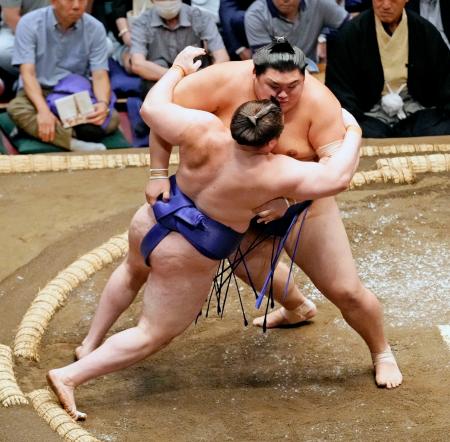 秋場所初日、両横綱が白星発進　大関琴桜も、若景は敗れる