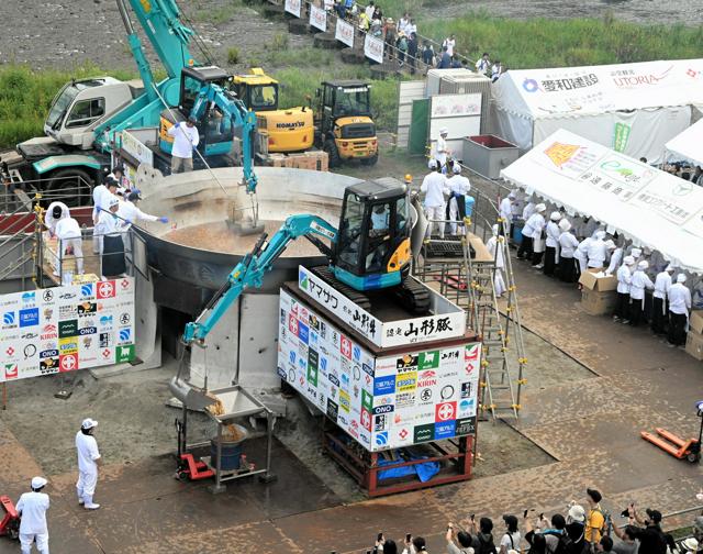 日本一の芋煮フェス、巨大な鍋で3万食　山形牛も入り「おいしい！」