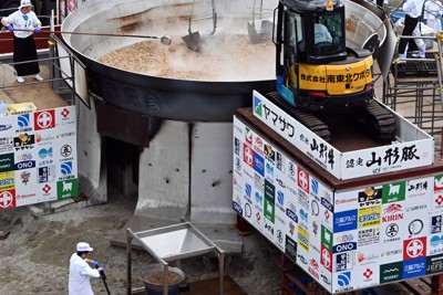 山形牛1.2トン、里芋3.2トンをショベルカーで調理　山形で芋煮会