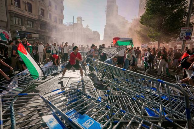 「世界最高峰」自転車レース、ガザ抗議デモ隊が侵入し中止　スペイン