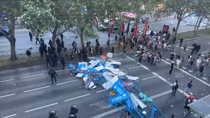 「親パレスチナ」デモ隊がコース占拠…スペインの国際的自転車レース中止　一部暴徒化2人拘束・警察官22人負傷