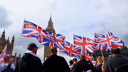 「恥ずべき政府だ」英ロンドンで“移民排除”15万人デモ…ビッグベン周辺を埋め尽くす　差別に反対する人々も　騎馬隊投入　少なくとも25人逮捕