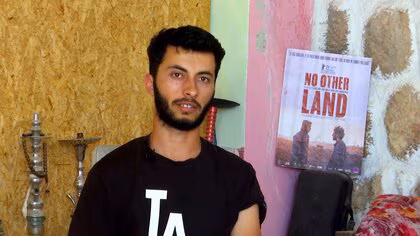 イスラエル軍がアカデミー賞パレスチナ人監督の自宅を家宅捜索　映画「ノー・アザー・ランド 故郷は他にない」のバセル・アドラ氏