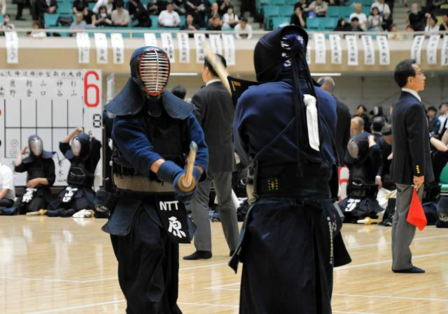 サラリーマン剣士らが武道館で熱戦　実業団大会に370チームが参加