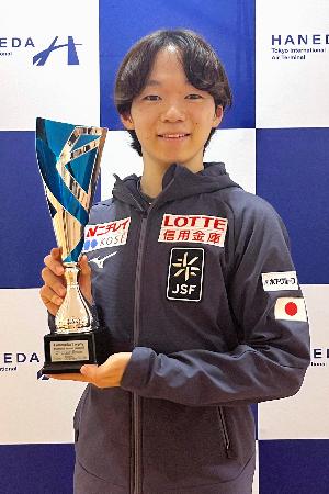 鍵山、フィギュアＣＳから帰国　足首故障も初戦２位「自信に」