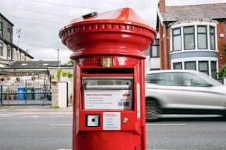 小型郵便物投函できるポスト　英国、ネット中古品売買に対応