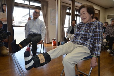 100歳女性、ダンベル体操で生き生き「自分の体は自分で守りたい」
