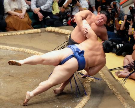 大の里が初黒星、伯桜鵬に屈す　豊昇龍４連勝、若隆景２勝目