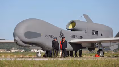 金正恩総書記が無人機の性能試験を視察…機体の前にたたずむ姿など写真公開　AI技術の強化や戦力の現代化を指示