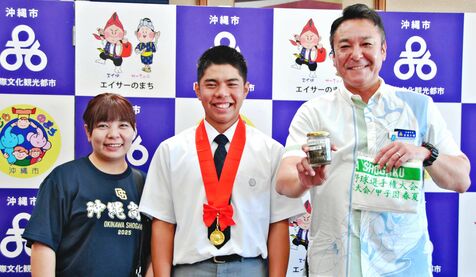体で強打を止めた沖縄尚学・眞喜志主将「あざができたけど、それより優勝がうれしかった」　甲子園の土を出身地へ贈る　