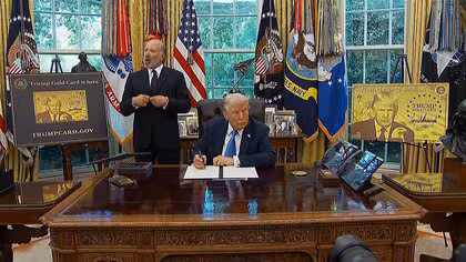 トランプ大統領が「ゴールドカード」発行に向けた大統領令に署名…約1億5000万円支払えば永住権獲得可能に