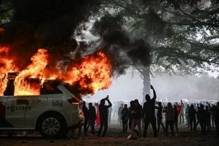 反移民デモ、警官隊と衝突　オランダ、政党事務所にも被害