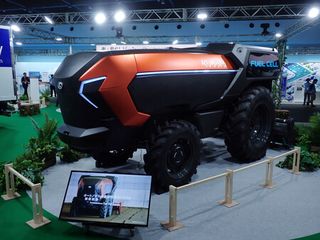 水素で動く自動運転トラクター＝クボタ、万博会場で初公開