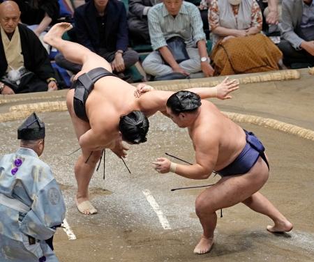 豊昇龍１０連勝、大の里１差追走　大相撲秋場所１０日目
