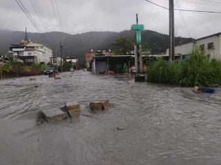台湾で２人死亡、３０人不明　台風１８号