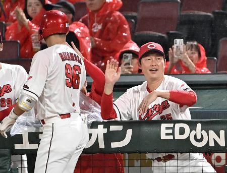 広５―０巨（２３日）　広島、連敗５で止める