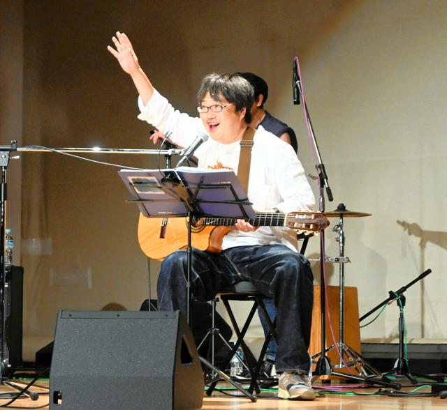 六角精児さん「また来るまで芸備線を守って」　沿線ライブで名曲披露