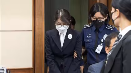 韓国・前大統領の妻・金建希被告が初公判にメガネと大きめのマスクで出廷　職業問われ「無職です」起訴内容を全て否認　