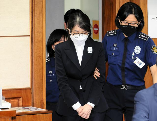 韓国前大統領の妻「高級バッグもらっていない」　起訴内容を全面否認