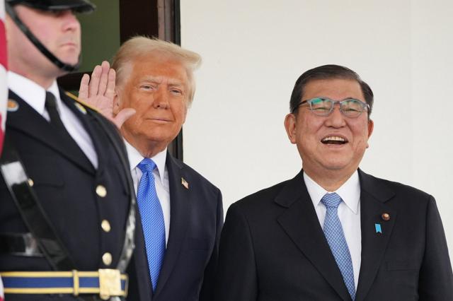 首相、トランプ氏と米ニューヨークで「立ち話」　退陣前に謝意示す