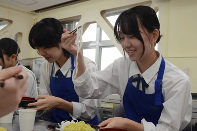 米粉ラーメン開発で消費拡大を　高校生が試食、冬にも商品化へ　新潟