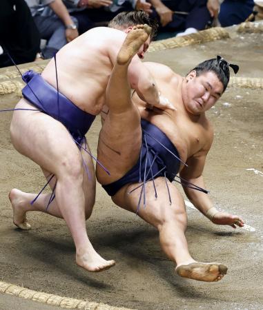 豊昇龍初黒星、両横綱１敗で並ぶ　大相撲秋場所１２日目