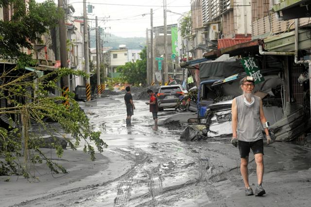 台湾東部の水害、死者は14人に　「想定の4倍」の水量、被害拡大か