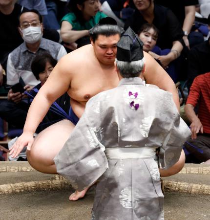 大の里、琴桜に不戦勝で１３勝目　豊昇龍１差、千秋楽で決定戦も