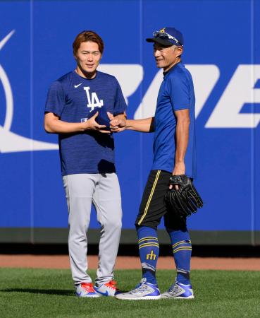 山本由伸、イチローさんと談笑　佐々木朗希も試合前にあいさつ
