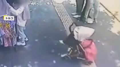 ベビーカーが勝手に動き出すも通話で母気づかず…あわや大惨事　防犯カメラを見たオーナーが走って助ける　トルコ