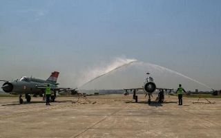 インドで「空飛ぶ棺おけ」退役　旧ソ連開発のミグ２１戦闘機