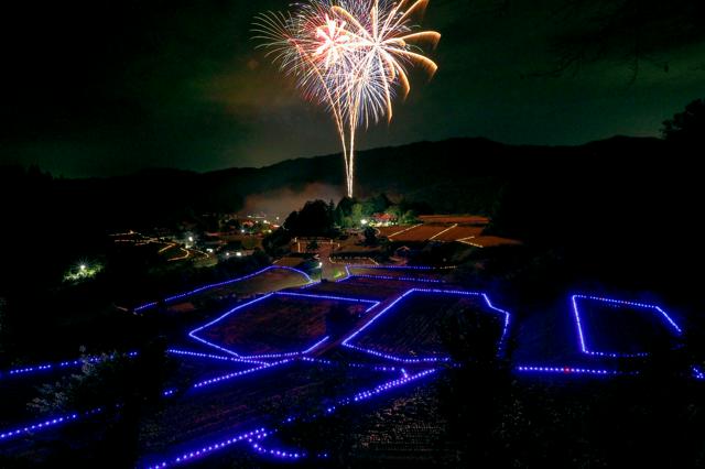 闇夜に浮かぶ世界農業遺産の棚田　島根・奥出雲で「たたらの灯」